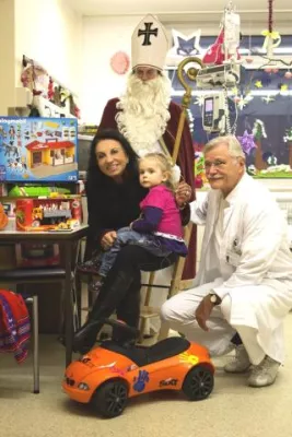 Bild: Regine Sixt und die Schauspielerin Jana Pallaske beschenken schwerkranke Kinder