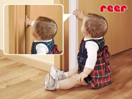 Bild: Der Fingerklemmschutz von reer gibt Kinderhänden Sicherheit