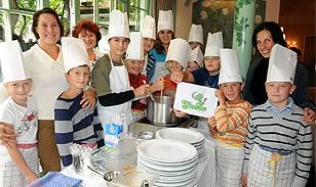 Bild: Beim GUSTO-Kinder-Kochfest in Villach geht die Post ab - Gesunde und ausgewogene Ernährung im Vordergund