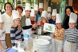 Bild: Beim GUSTO-Kinder-Kochfest in Villach geht die Post ab - Gesunde und ausgewogene Ernährung im Vordergund
