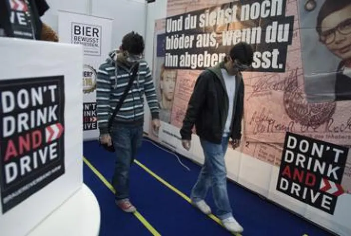 Von Null auf 1,3 Promille - Auto und Alkohol passen nicht zusammen Bild: Von Null auf 1,3 Promille - Auto und Alkohol passen nicht zusammen