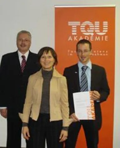 TQU Akademie bildet ersten TQM Manager® Automobil Deutschlands aus Bild: TQU Akademie bildet ersten TQM Manager® Automobil Deutschlands aus