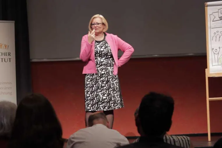 Bild: Ellen Hermens als Speaker auf der Premiere des Business-Expertenforums