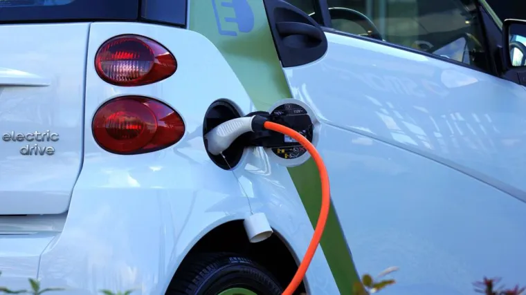 Bild: Elektroautos in Lettland laden kostenlos per IDePLATE-Kennzeichen