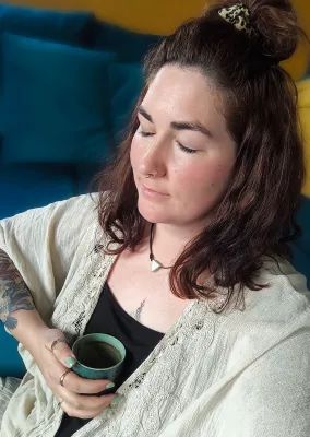 Bild: Hohensteinerin begeistert TeilnehmerInnen mit Kakaozeremonien - Kakao umarmt die Welt