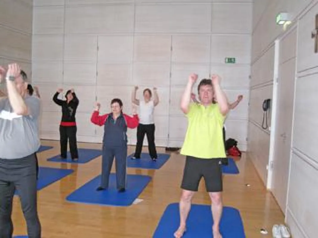 Physiotherapeut Horst Scholz (rechts) beim Gruppenkurs