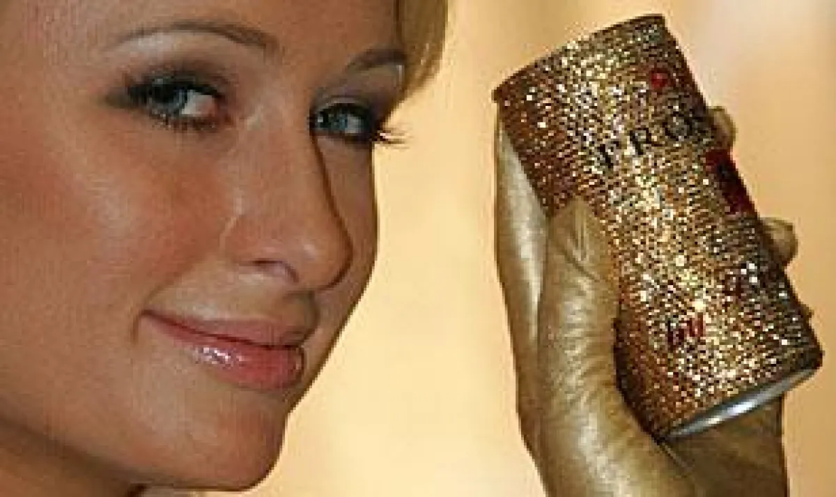 Paris Hilton mit geblingter Designer-Dose.