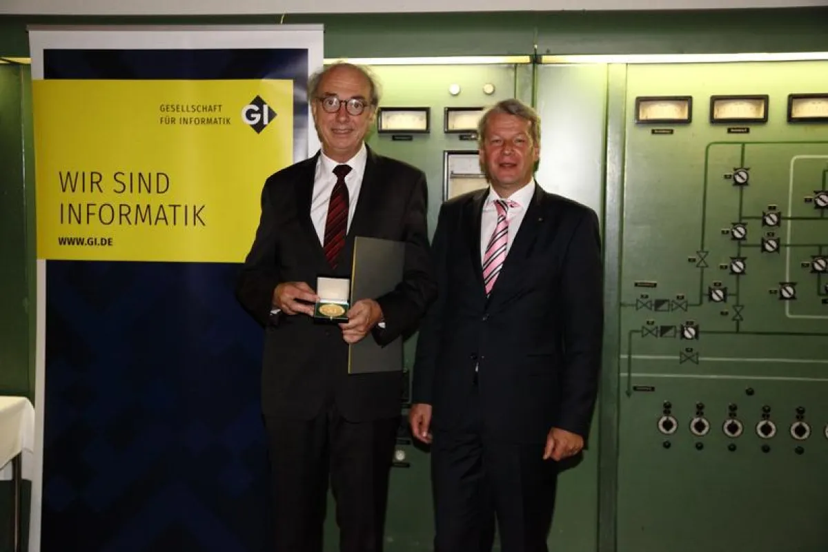 Johannes Buchmann, TU Darmstadt (links) erhält in Chemnitz Konrad-Zuse-Medaille für Informatik der GI von Peter Liggesmeyer, GI-Präsident (rechts)  ( Gesellschaft für Informatik e.V. / Annett Weigelt)