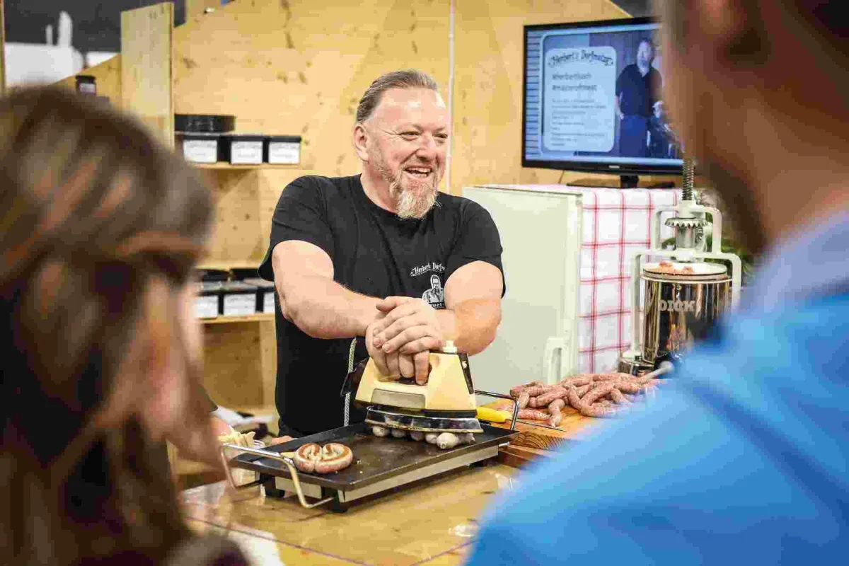 Herbert Koch von Herberts Dorfmetzg erklärt, wie man selbst wurstet. /Udo Mittelberger