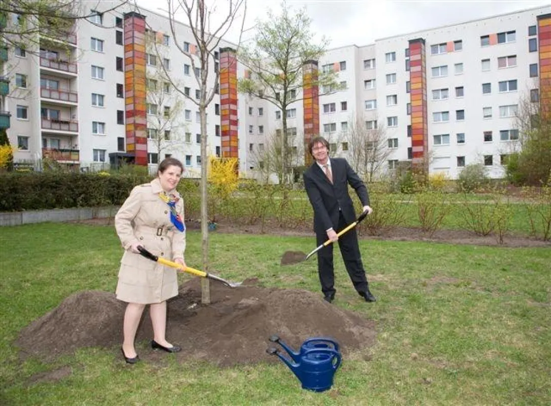 Pflanzten gemeinsam: Ingo Malter (Geschäftsführer) und Regina Andrich (Grünklubleiterin)