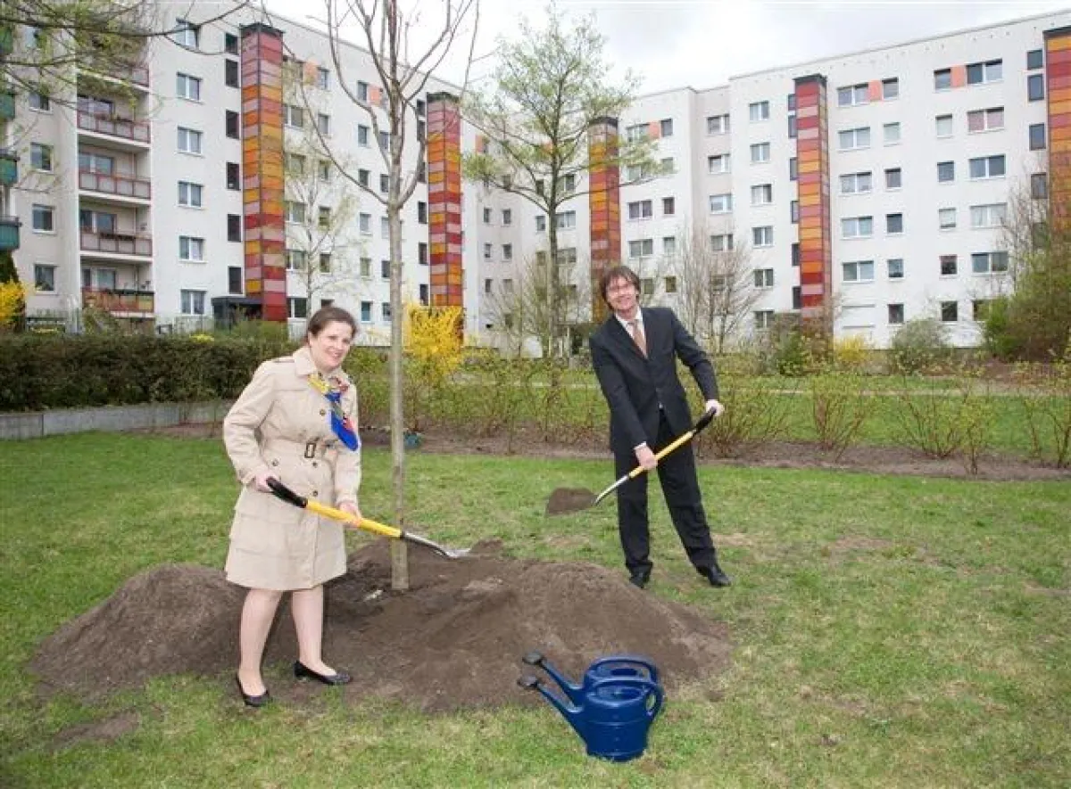 Pflanzten gemeinsam: Ingo Malter (Geschäftsführer) und Regina Andrich (Grünklubleiterin)