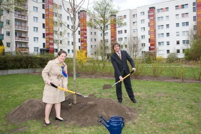 Wohnungsbaugesellschaft STADT UND LAND pflanzte Baum des Jahres Bild: Wohnungsbaugesellschaft STADT UND LAND pflanzte Baum des Jahres