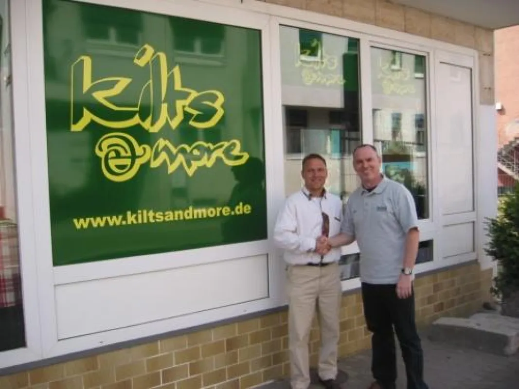 von links: Detlef Sommer von der kleinsten Bar der Welt (Guinness World Record) und Donald McPhee (Kilts & more)