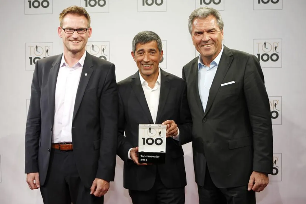 Prof. Dr. Claus E. Heinrich (re.) und Michael Kern (li.) erhalten von Ranga Yogeshwar (m.) den Award