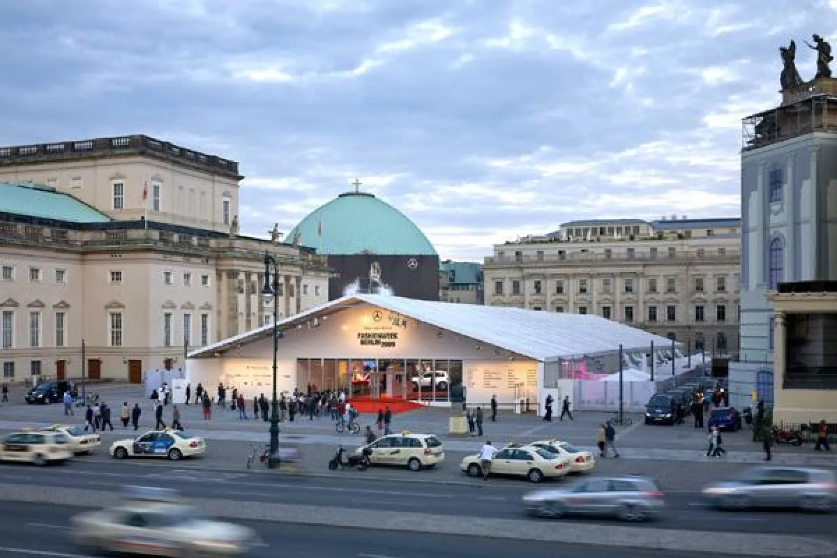 Malerische Kulisse: Der Veranstaltungsort zwischen Staatsoper und Universität. Im Dach des Losberger Zeltes wurden Opak-Planen eingesetzt, damit kein Tageslicht die Lichteffekte für die Showeinlagen b