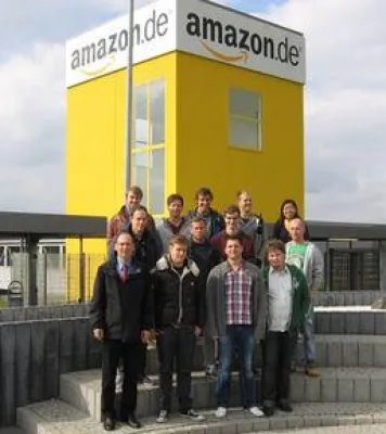 Bild: Studierende des Studiengangs Logistik & Handel zu Besuch bei Amazon