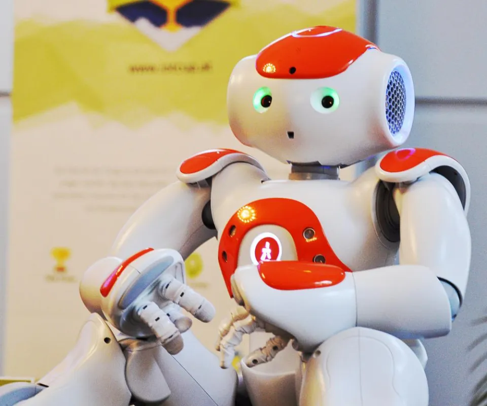 Nao Roboter Frank eröffnet den Iot Junior Cup