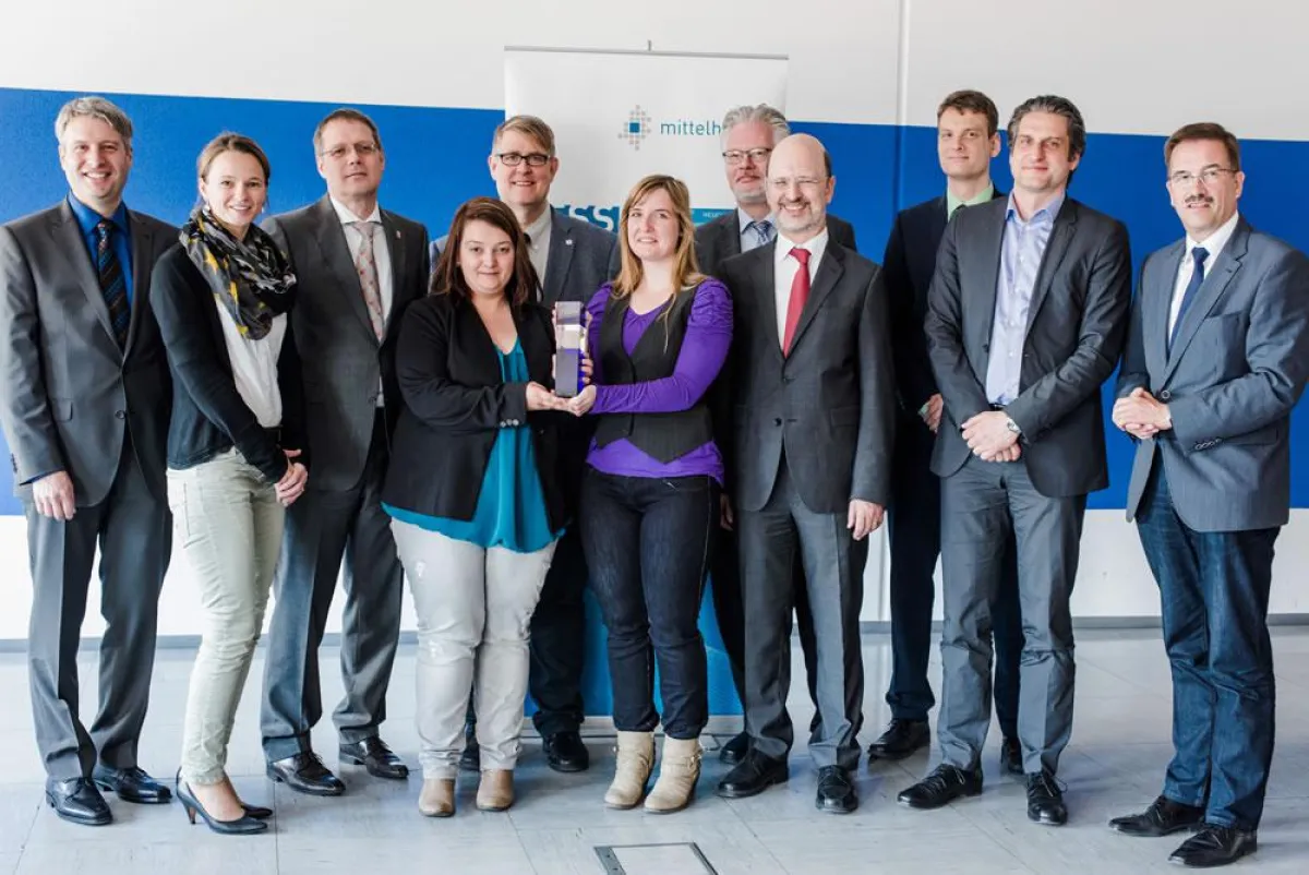 Sabrina Carl (Kita-Leiterin) und Stephanie Brogl (Projektleiterin) mit Preis und Jury.