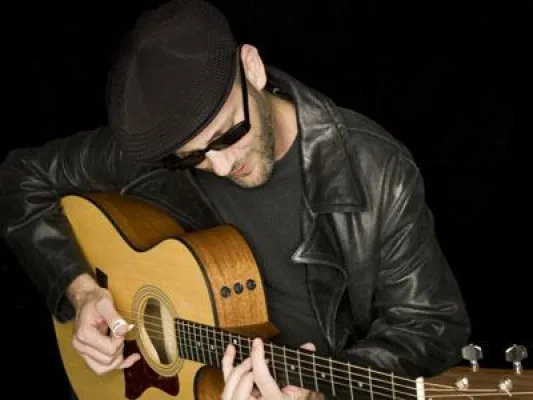 Bild: ADAM RAFFERTY (USA) bei der ersten Far Out Acoustic Sounds Night