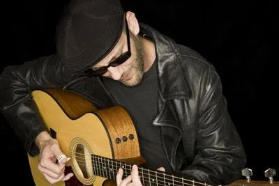 Bild: ADAM RAFFERTY (USA) bei der ersten Far Out Acoustic Sounds Night