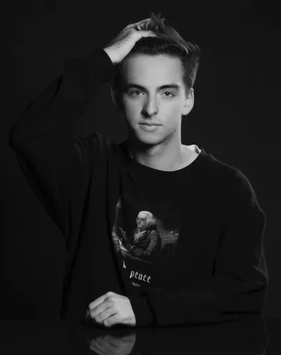 Bild: Sebastian Bardach gibt den Neuen Release einer neuen Kollektion bekannt!