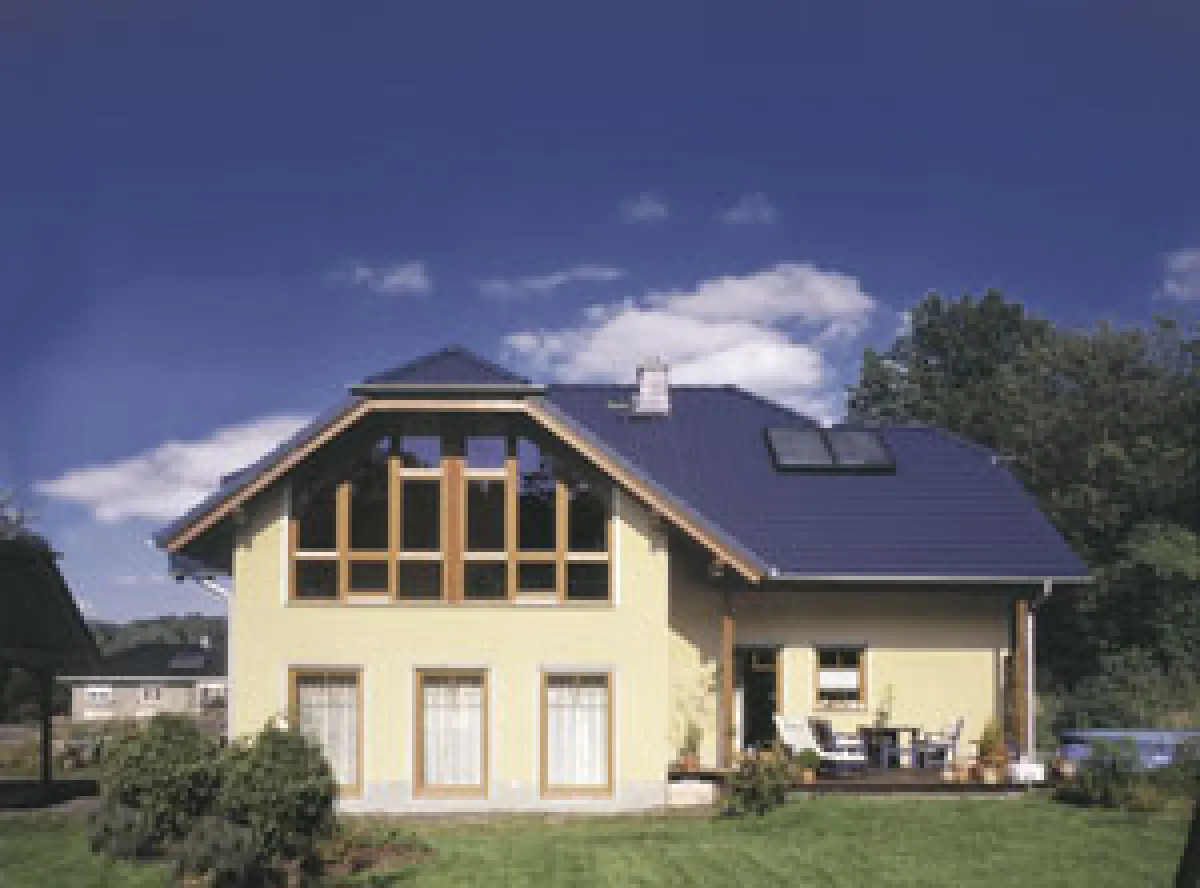 Großzügige Fensterflächen bestimmen das Bild dieses attraktiven Einfamilienhauses. Errichtet wurde es unter Einsatz der eigenen Hände – und dadurch zum günstigen Bausatzhaus-Preis. (Foto: PraktikHaus)