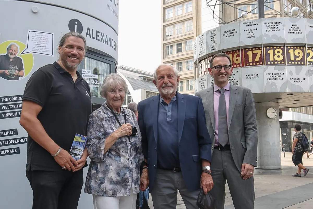 Carsten Kollmeier, Brigitta und Erich John sowie Stephan von Dassel vor dem Infopavillon