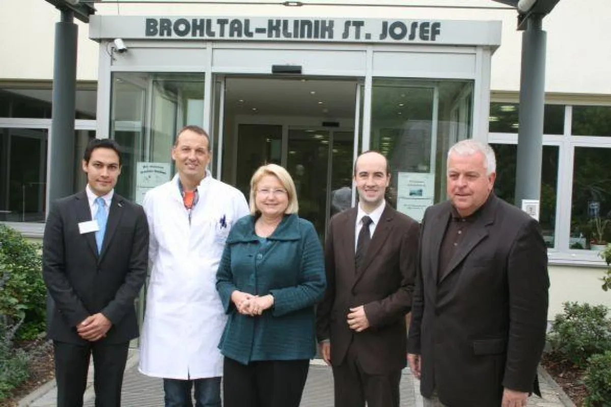 Chefarzt Dr. Heinz L. Unger (im weißen Kittel) mit den Landtagsab-geordneten Hedi Thelen (Bildmitte) und Guido Ernst MdL (rechts im Bild), Tino Hackenbruch (2. von rechts), dem Vorsitzenden des CDU-Ge