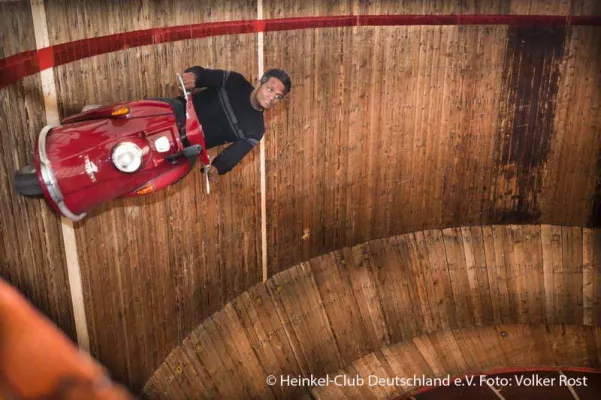 Bild: 50 Jahre - Heinkel Roller in der Steilwand