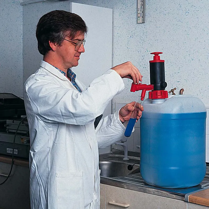 Für die Förderung basischer und alkoholischer Flüssigkeiten dient die rote Transliquid-Pumpe von Vectral