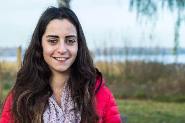 Junge Busfahrerin hört mit zwei Cochlea-Implantaten (CI): Julia Riepe (24) hört mit Cochlear™ Nucleus® Kanso® Bild: Junge Busfahrerin hört mit zwei Cochlea-Implantaten (CI): Julia Riepe (24) hört mit Cochlear™ Nucleus® Kanso®