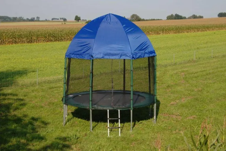 Bild: Hoch hinaus bei jedem Wetter - Jumping Star® präsentiert erstes himmlisches Dach für Gartentrampoline
