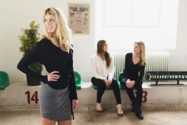 Bild: Schwedische Mode für Spielplatz, Zuhause und Büro. Neue me&i Frühjahr-Sommer-Kollektion für Frauen gestartet.