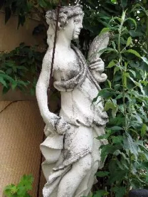 Bild: Gartenantiquitäten – Münchens Antiquitätengeschäfte nahezu leer gekauft