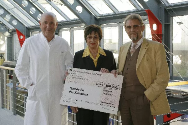 Bild: Jubiläumsspende für das Kunstherz - 100.000 EURO von der Unternehmerfamilie Gauselmann