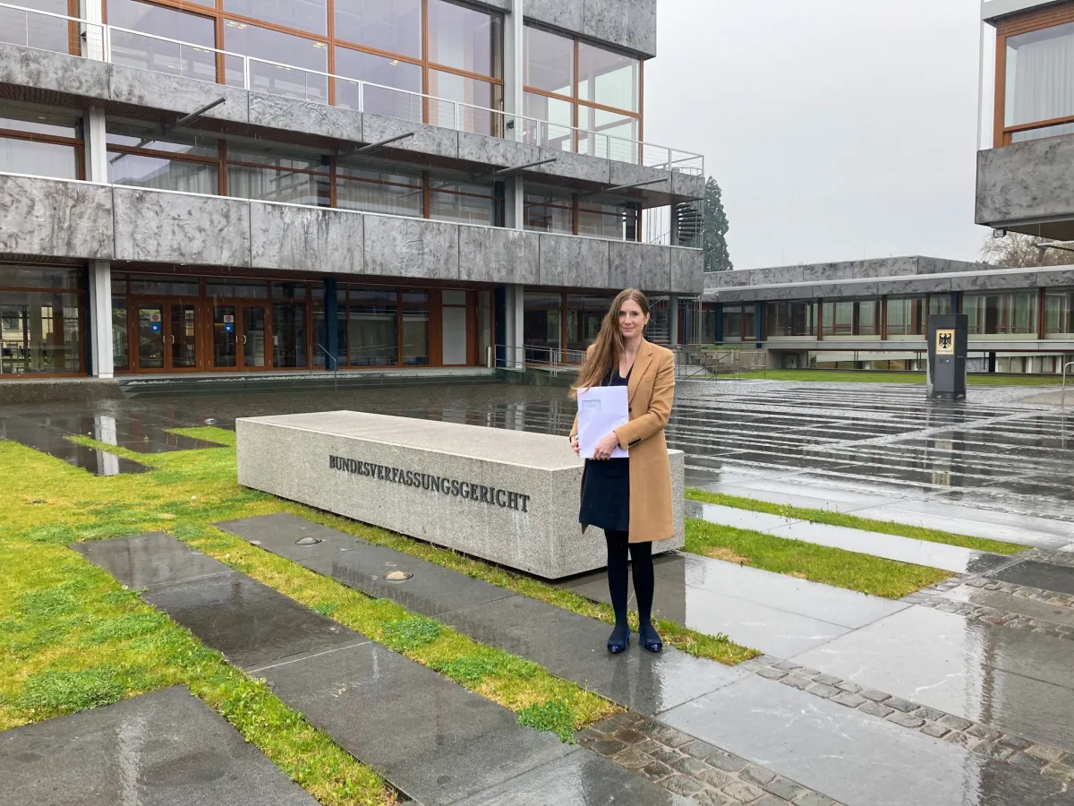 Klageschrift wird in Karlsruhe übergeben