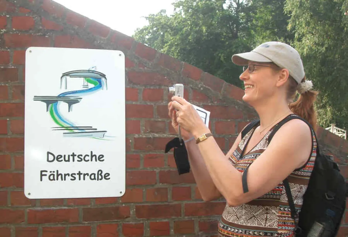 Ein neues Routenschild - hier ein Prototyp - weist Autofahrern auf der Deutschen Fährstraße Bremervörde - Kiel den Weg zu maritimen Sehenswürdigkeiten.