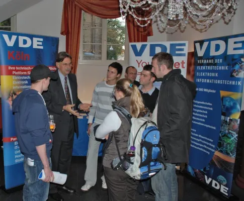 Bild: Intensive Gespräche mit Verbänden und Unternehmen beim Wirtschaftsforum 2009