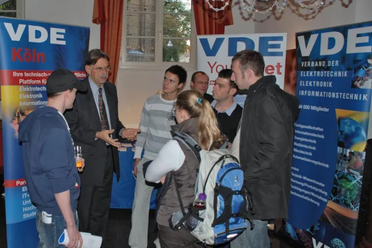 Bild: Intensive Gespräche mit Verbänden und Unternehmen beim Wirtschaftsforum 2009