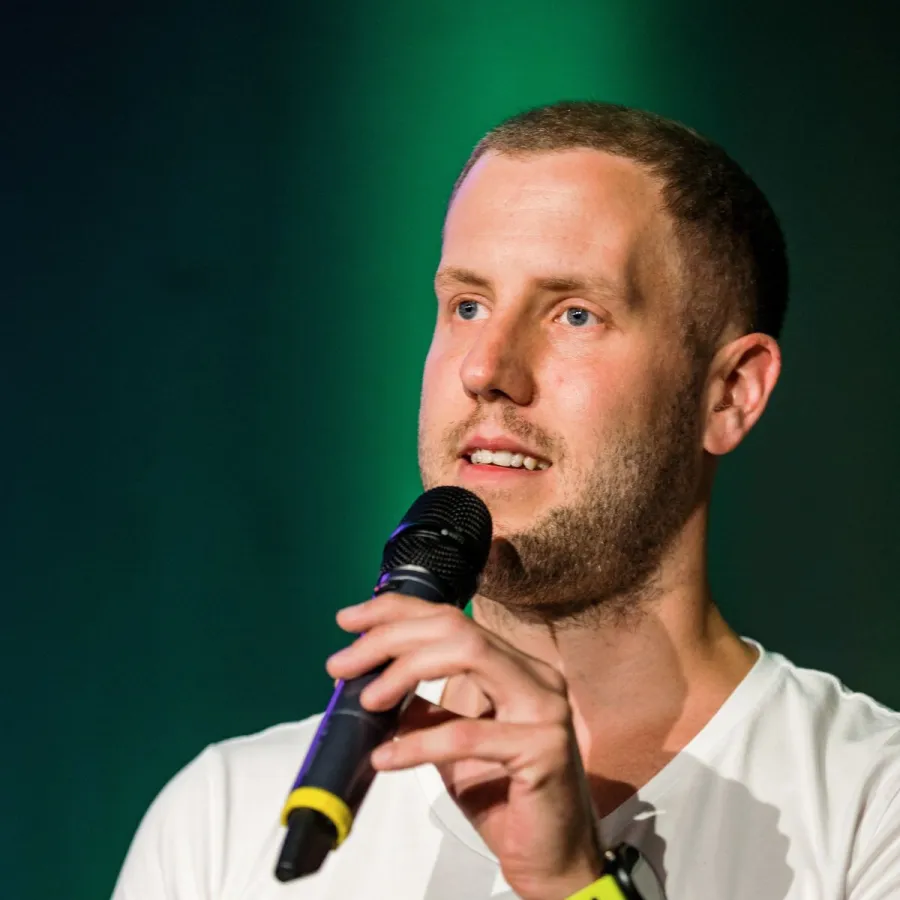 Andreas Müller trägt sein Herzensthema auf die Bühne (© Dominik Pfau)