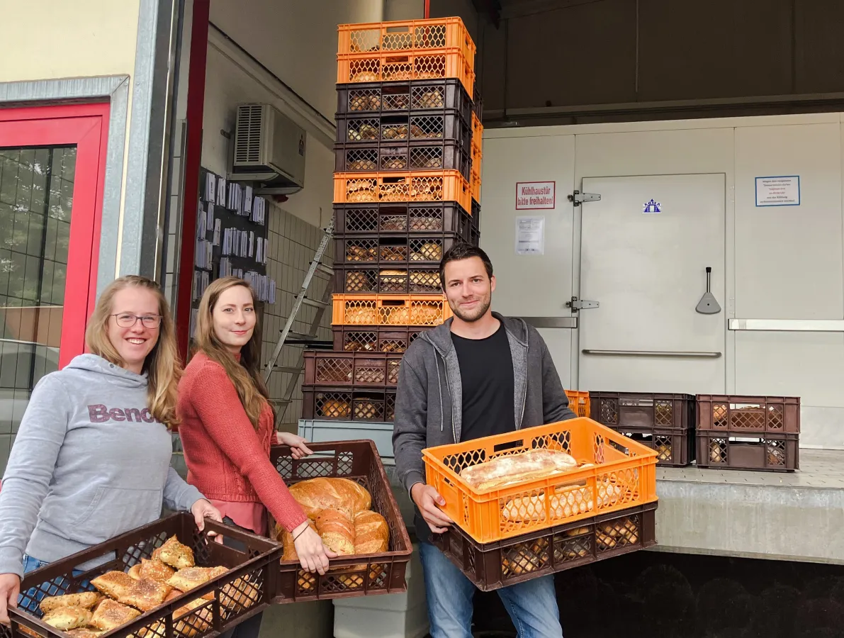 Foodsaver rund um Lena Entner (Mitte) retten einen Teil der Retoure-Ware der Bäckerei Hahn. (© Hahn/Katja Rußwurm)
