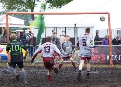 Bild: Deutsche Moorfußball Meisterschaft 2014: Alle Titelverteidiger sind wieder dabei