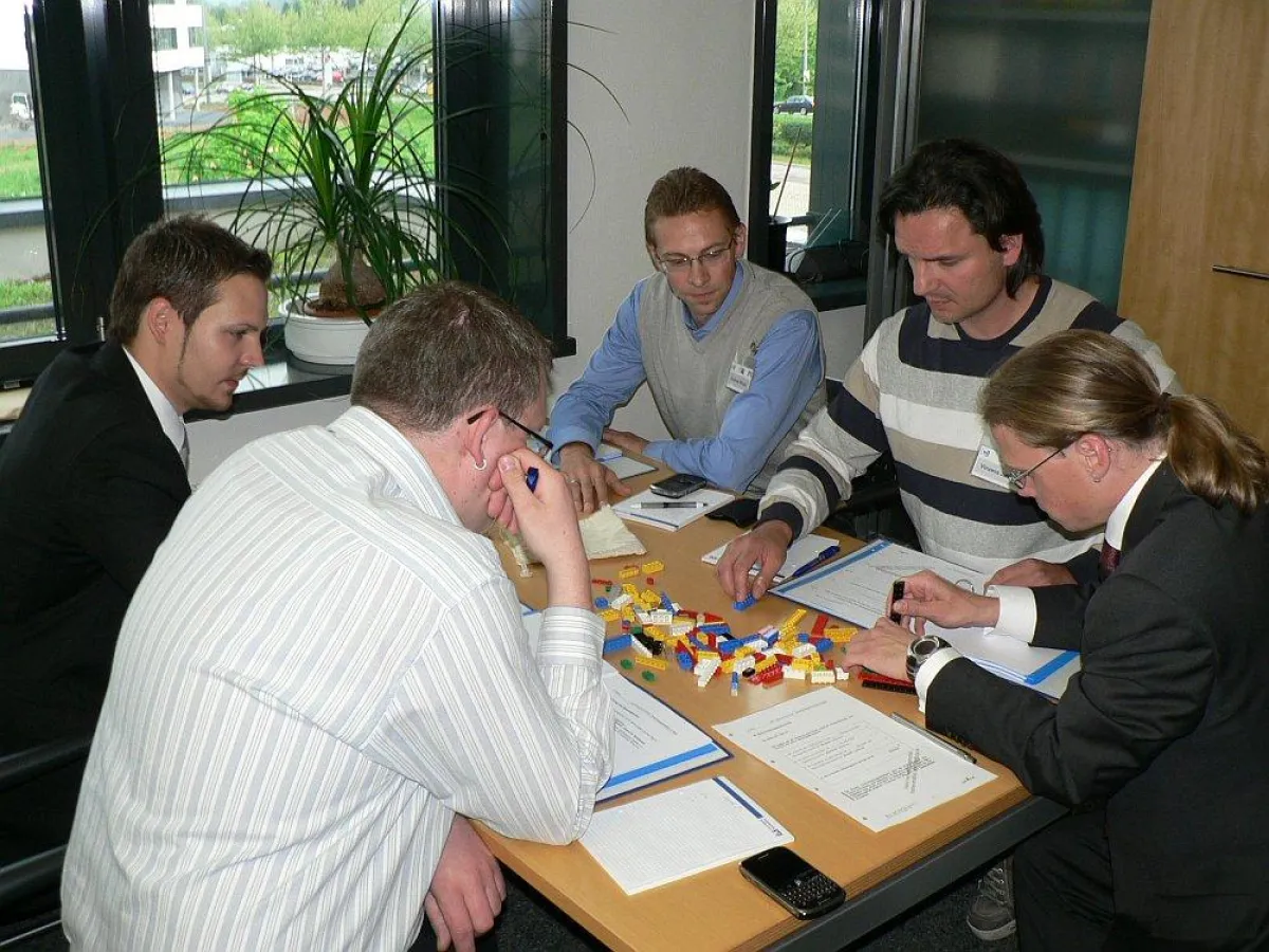 In kleinen Gruppen werden beim Businessplanspiel zur Unternehmens-nachfolge Strategien erarbeitet.