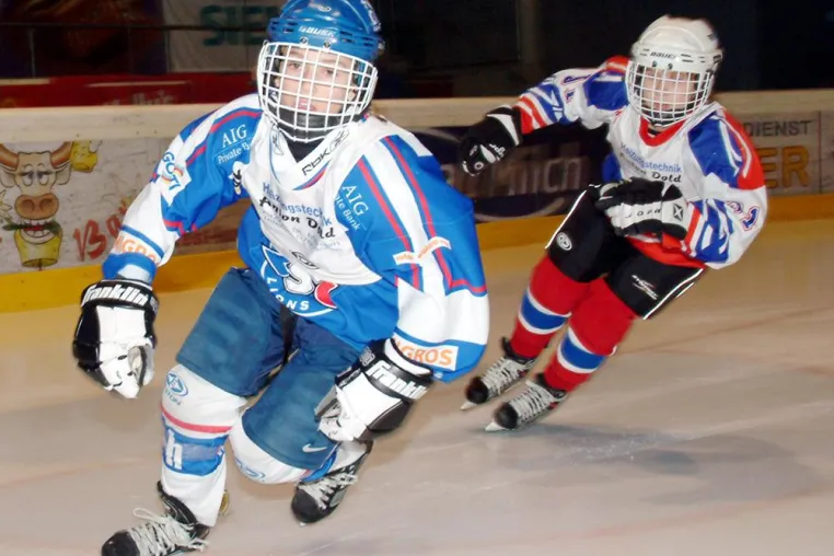 Eishockey: Haie und Eisbären auf der Jagd nach dem Puck / Jungstars aus 17 Nationen - 15. World Tournament in Zell am See Bild: Eishockey: Haie und Eisbären auf der Jagd nach dem Puck / Jungstars aus 17 Nationen - 15. World Tournament in Zell am See