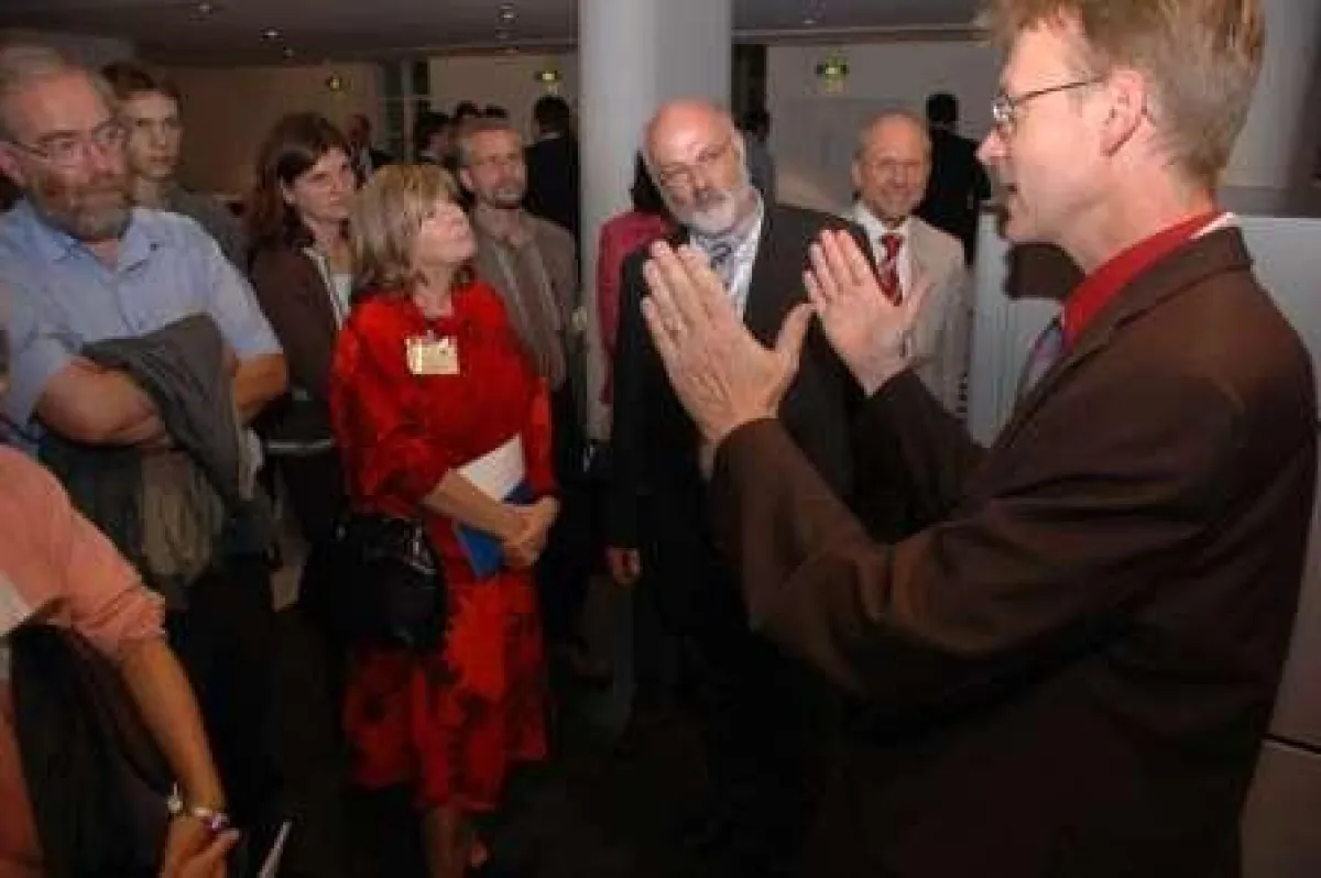 Gespannte Aufmerksamkeit während des Lehrerseminars zur Brennstoffzelle im Rahmen des Kongresses ?f-cell? 2005: Aufgrund der großen Nachfrage im letzten Jahr planen die Veranstalter am 25. und 26. Sep