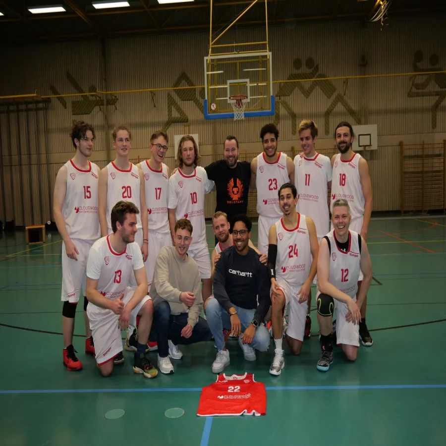 Nach dem souveränen Sieg ein Gruppenfoto mit dem neuen Sponsor Kevin Siger (Mitte) von Cloudwood (© Heinz Geiger)