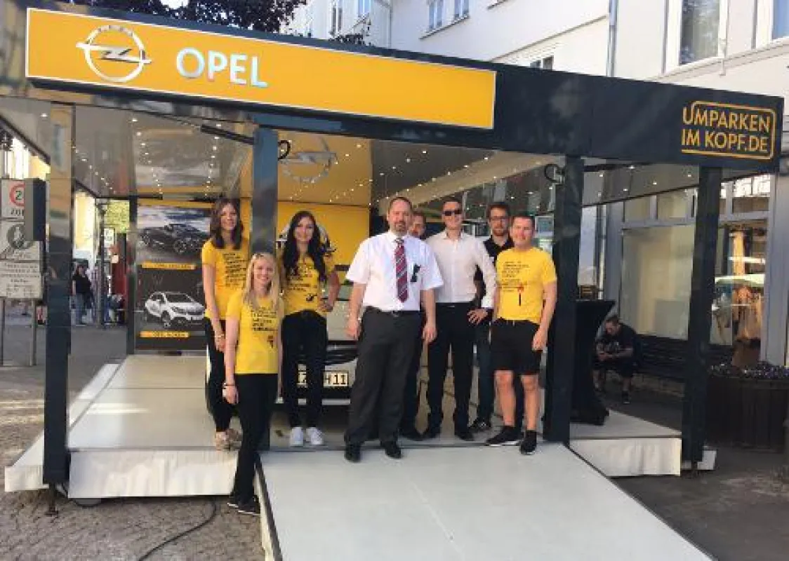 Das Miniatur-Autohaus kam bei den Besuchern gut an. Quelle: Autohaus Heidenreich.