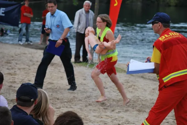 Kind vor dem Ertrinken gerettet -11. Wasserrettungscup der DLRG am Heidbergsee Bild: Kind vor dem Ertrinken gerettet -11. Wasserrettungscup der DLRG am Heidbergsee