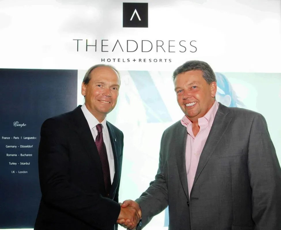 Marc Dardenne und Charles Cox besiegeln den Managementvertrag von The Address Hotels + Resort mit der Domaine de Lavagnac in Südfrankreich.
