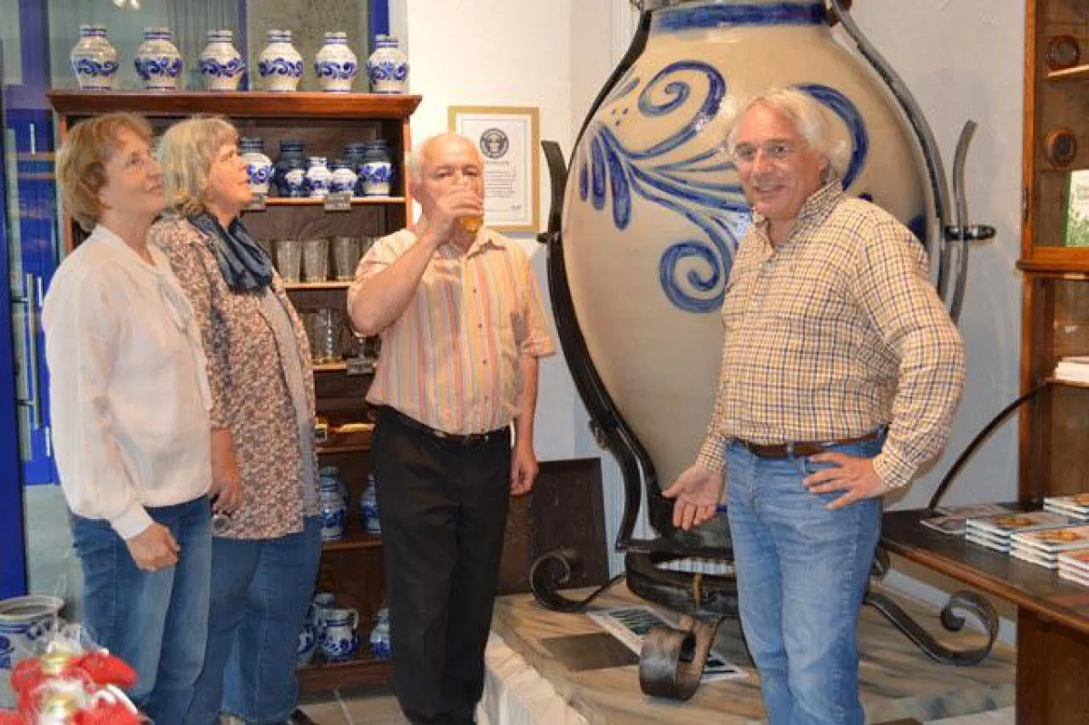 Jörg Stier (rechts), Vorsitzender des Apfelwein-Centrums Hessen, im Gespräch mit Besuchern.